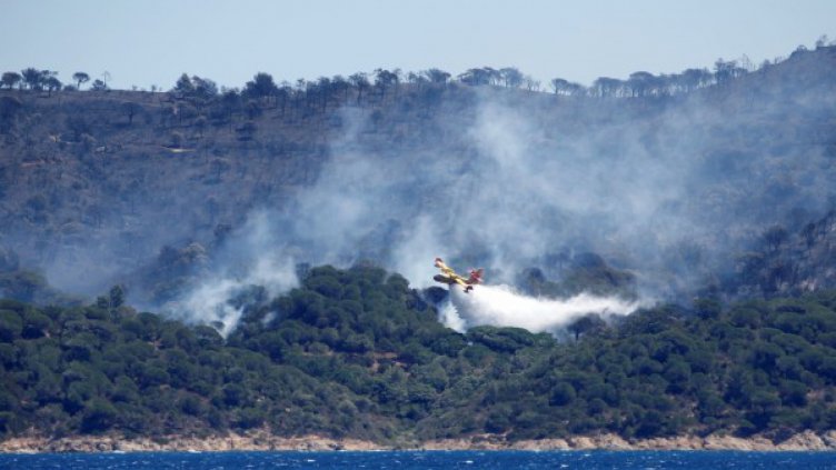 10 000 души евакуирани във Франция заради пожар  