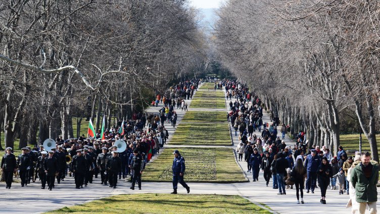 Варна празнува 147 години от Освобождението на България (СНИМКИ)