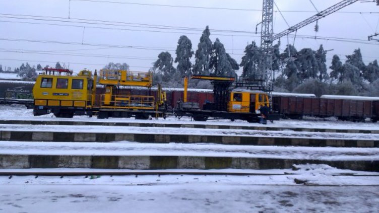 Движението на влакове спря в три участъка