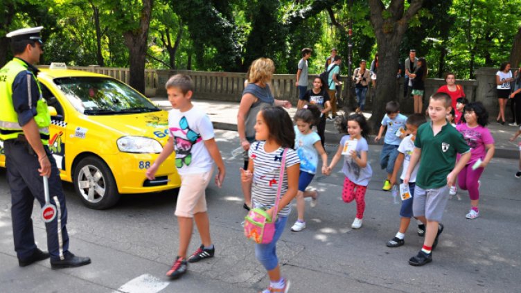 Проверяват пътни знаци и зебри около школата преди 15 септември