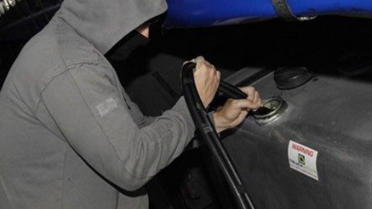 Арестуваха мъж, източил 150 л дизел от автобус