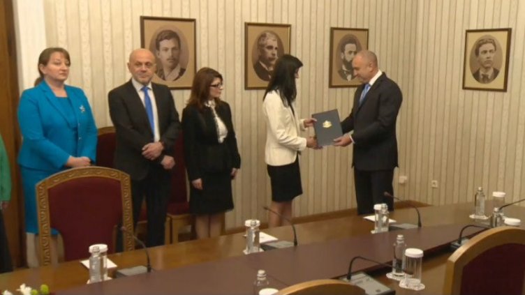 Президентът връчи първия мандат (ВИДЕО)