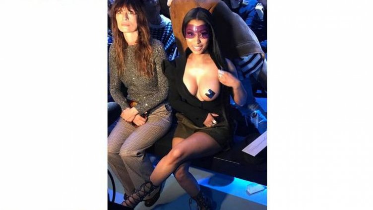 Ники Минаж заголи гръд на ревю