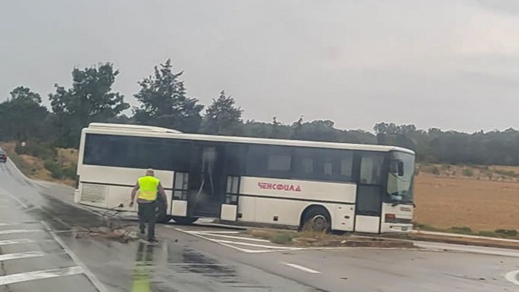 Инцидент с пътнически автобус на пътя Варна - Добрич
