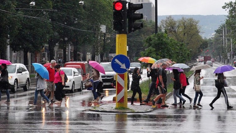Общината отводнява сгради след пороя във Варна