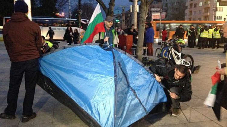 Палатки и кемпери блокираха Орлов мост