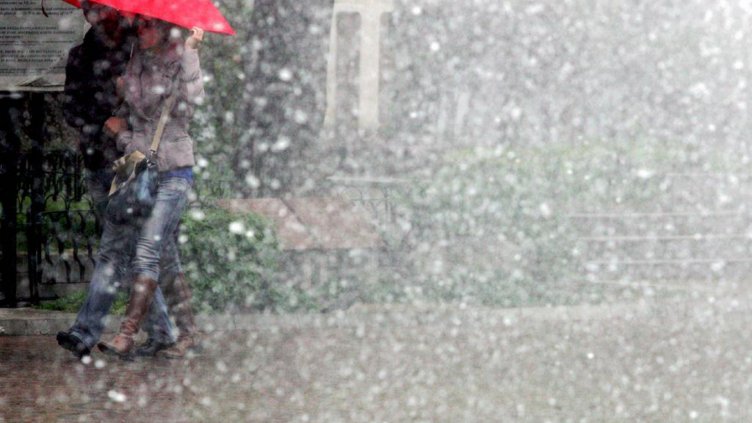 Продължава да вали