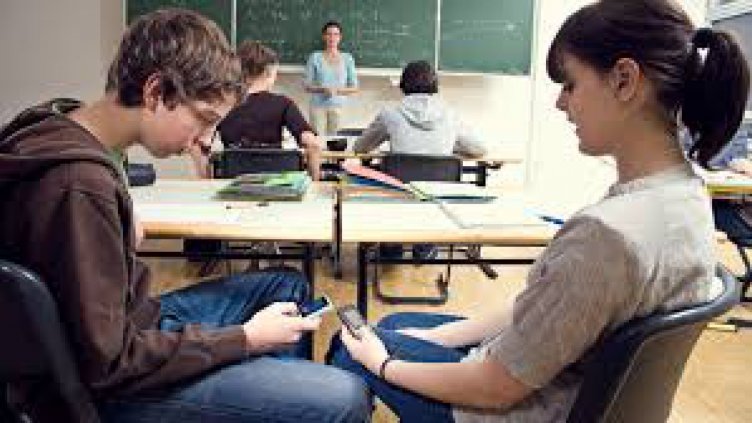 Забраниха мобилните телефони в клас