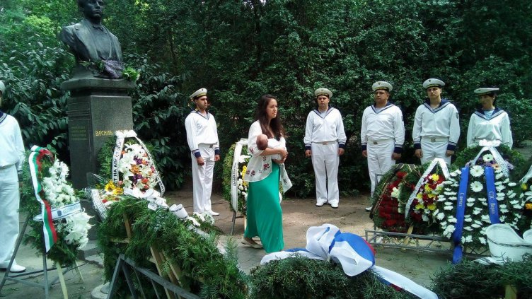 Четири поколения варненци сведоха глави пред подвига на Васил Левски (Снимки)