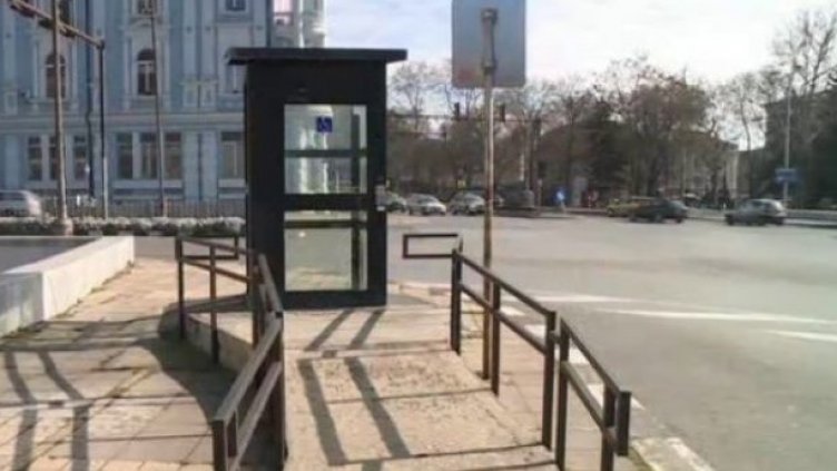Продължава поетапното възстановяване на асансьори и платформи за хора с увреждания във Варна