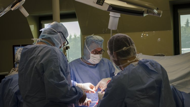 За първи път в България поставиха цялостна „обърната“ раменна протеза