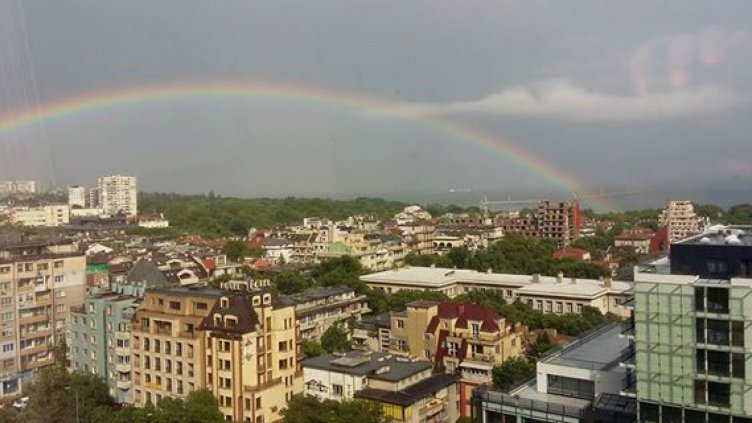 Красота: Дъга изгря над Варна