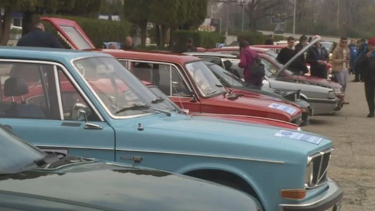 Десетки ретроавтомобили се включиха във фестивала "Морски бриз" във Варна