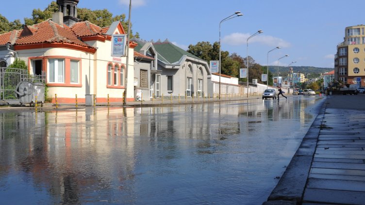 Авария наводни ул. &quot;Акад. Андрей Сахаров&quot; (СНИМКИ)