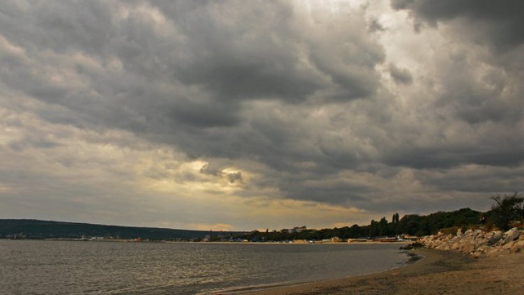 Очакват се валежи, възможно е да прегърми