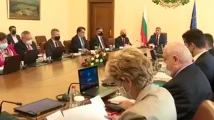 Кабинетът “Янев” обсъжда парите и ваксините (ВИДЕО)