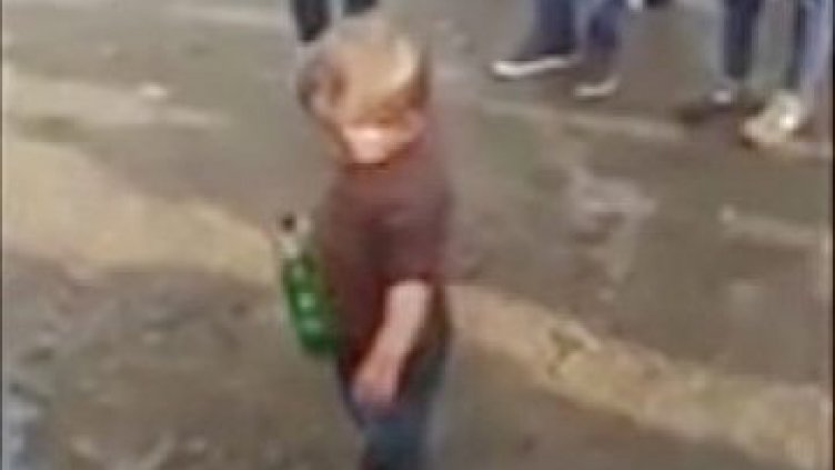 Задържаха бащата на 2-годишното дете, заснето да танцува с бира в ръка