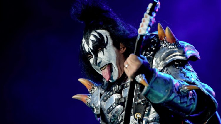 Теле пресъздаде сценичния образ на басиста на Kiss