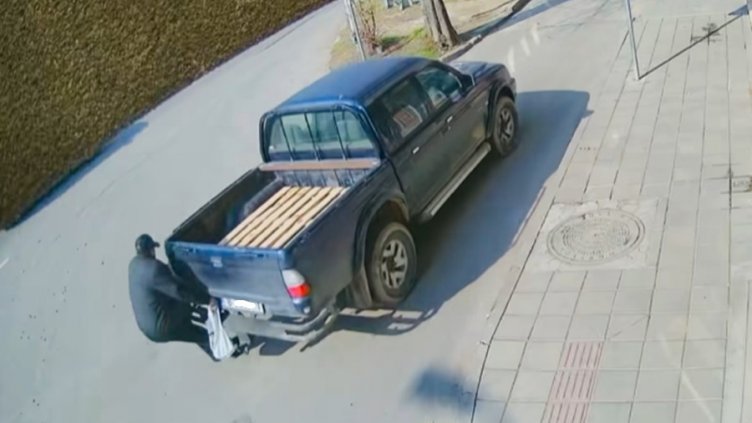 Пикап прегази пешеходец във Варна (ВИДЕО 18+)