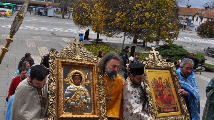 Копия на две чудотворни икони пристигнаха във Варна (СНИМКИ)
