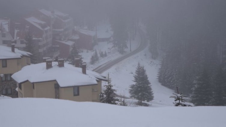 Бедствено положение в Смолян, 30 см сняг в София
