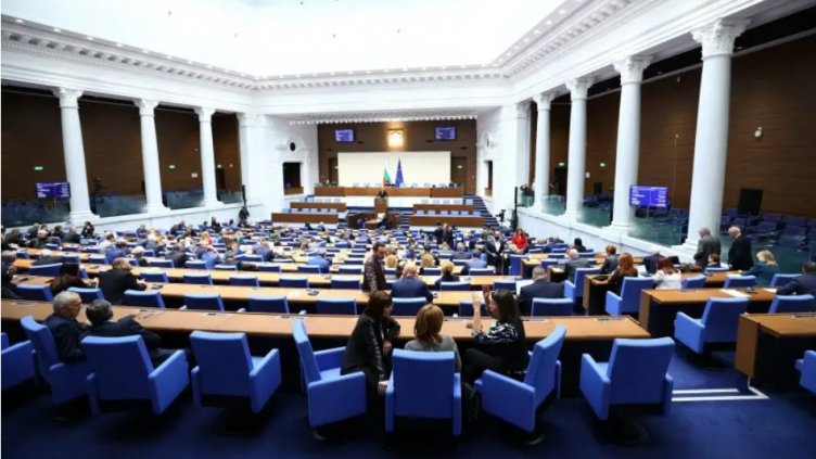 Депутатите замразиха заплатите си
