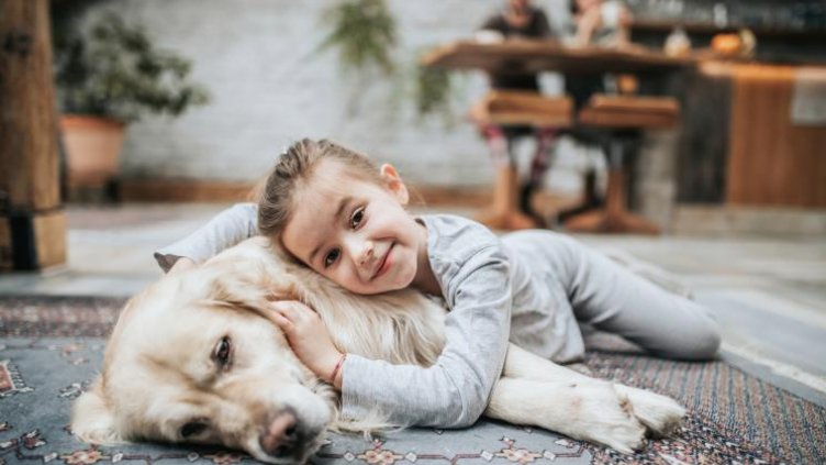 Децата, които растат с домашни кучета, развиват по-рядко  хранителна алергия