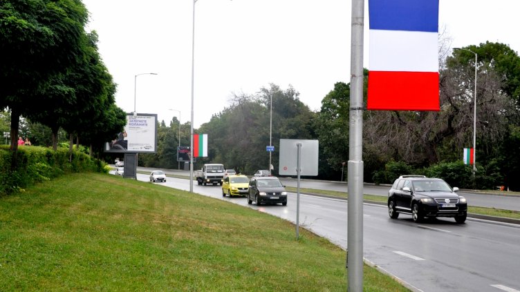 Поставиха френския флаг по бул." Княз Борис" 1 заради посещението на Еманюел Макрон