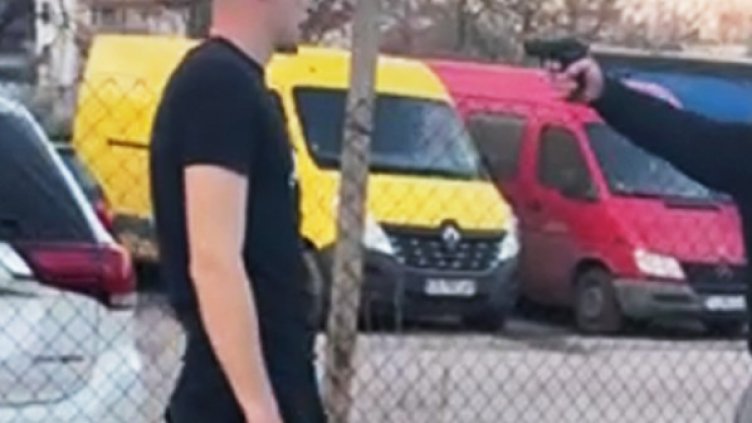 Бой и стрелба посред бял ден в жилищен квартал на Добрич (ВИДЕО)