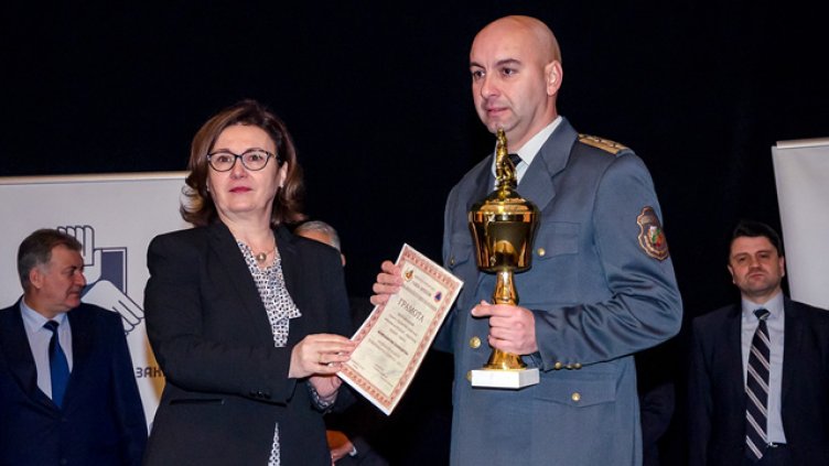 „Пожарникар на годината“  за 2015 г. е шефът на огнеборците в Дългопол