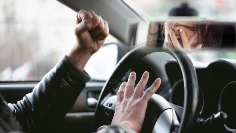 Кошмар! Жена скочи в движение от джипа на дрогирания си мъж!