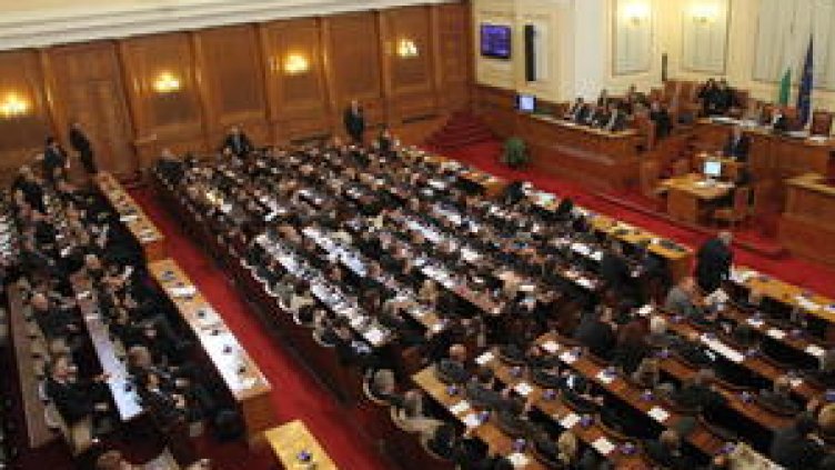 Гласуват четвъртия вот на недоверие към кабинета "Орешарски"