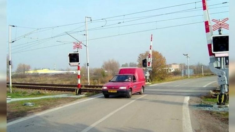Кола влезе на жп прелез при спуснати бариери, загина жена 