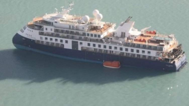 Луксозен круизен кораб с 206 души на борда заседна в източната част на Гренландия