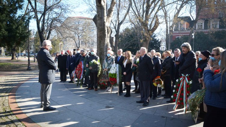 Положиха цветя пред паметника на Граф Игнатиев и плочата на Александър Рачински във Варна