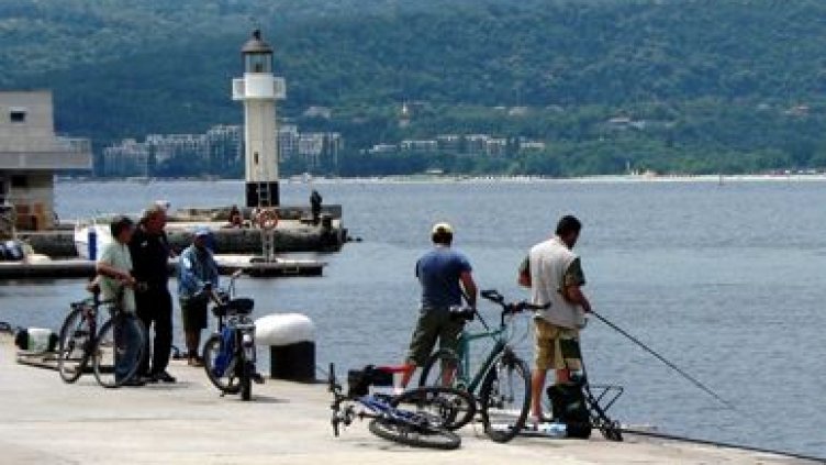Любители на риболова се изявяват на Морска гара