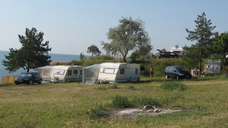 КОГАТО СИ ТЪРСИТЕ МЯСТО за караваната, внимавайте да има повече сянка.