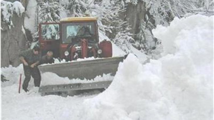 Не тръгвайте към хижа Ком! Ураганен вятър затвори пътя 