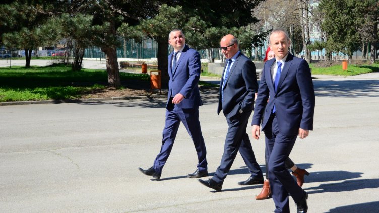 Кмет и министър направиха оглед на терена за новата сграда на МГ във Варна