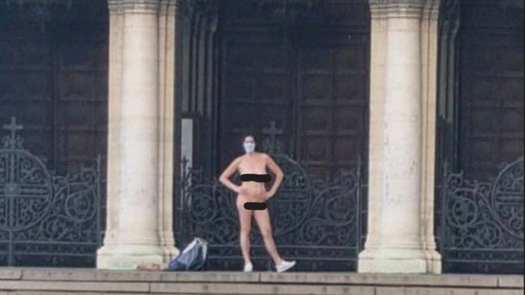 Богохулство: Жена позира гола пред "Александър Невски"