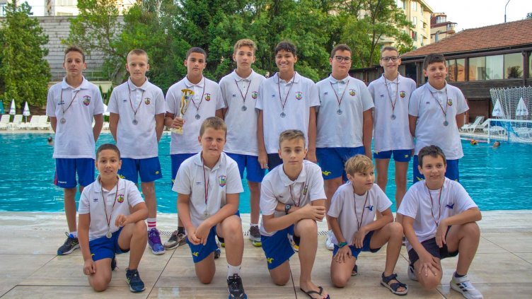 Младите надежди на „Комодор” вдигнаха вицешампионски трофей