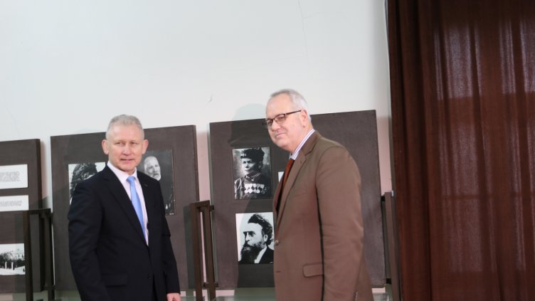 Посланикът на Литва Арвидас Поциус (вляво ) разгледа с интерес Музея по история на медицината във Варна.