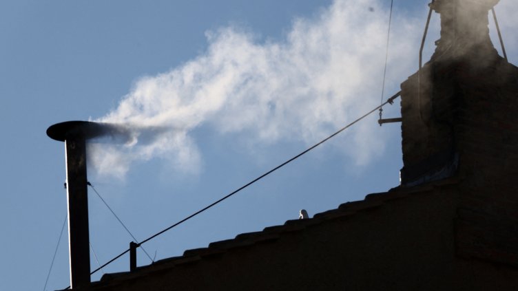 От комина на Ватикана излезе бял дим, има избран нов папа