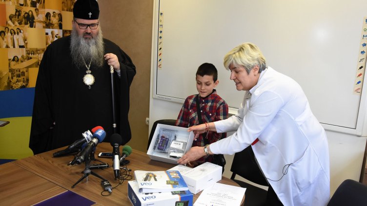 Митрополит Йоан дари инсулинова помпа на болно от диабет момче (СНИМКИ)