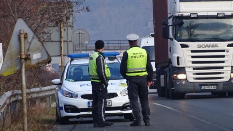 Ограничават движението на тирове в участък по АМ „Хемус“