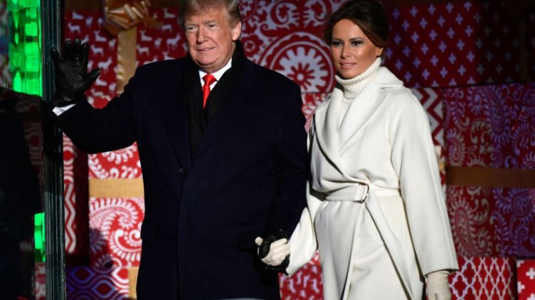 Мелания и Доналд Тръмп запалиха светлините на елхата пред Белия дом 