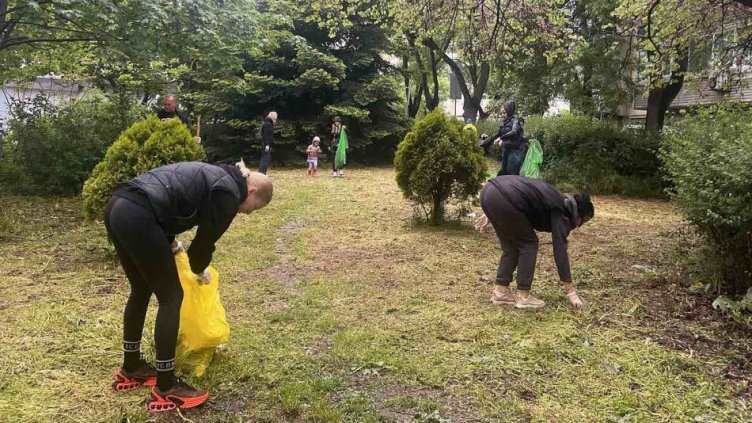Лошото време не спря доброволците да почистят Варна (СНИМКИ)