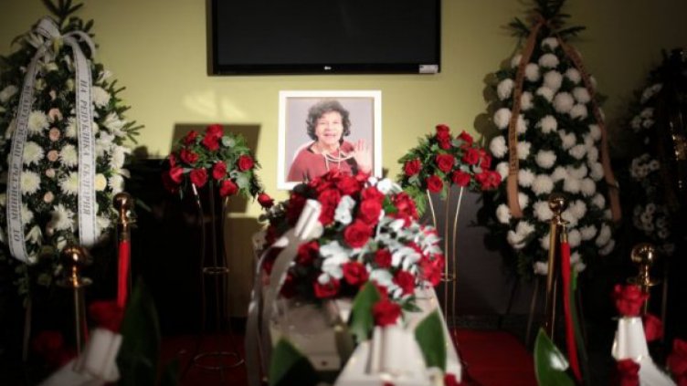 Близки колеги, почитатели се прощават със Стоянка Мутафова  