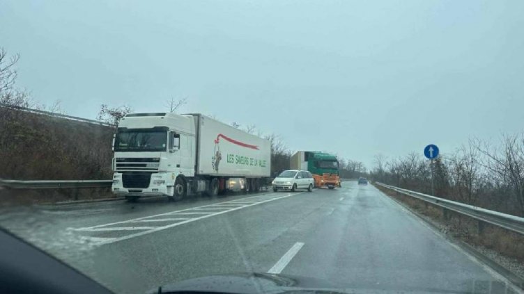 Катастрофа между камион и коли образува огромна тапа