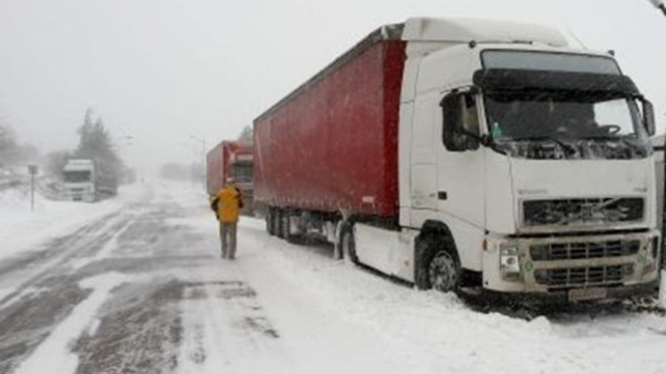 Тирове закъсаха в снега и запушиха Прохода на Републиката